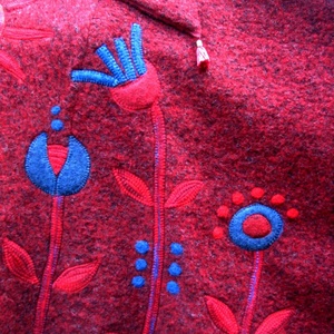 Virágos, napsütötte rét-meggyszín aszimmetrikus poncsó-pulcsi - ruha & divat - női ruha - poncsó - Meska.hu