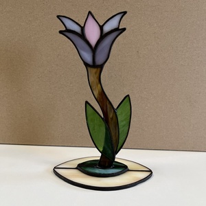 Valódi Tiffany-üveg 3D virág üvegtalpon - Világoslila kézműves asztaldísz, elegáns lakásdekoráció - Meska.hu