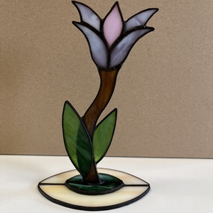 Valódi Tiffany-üveg 3D virág üvegtalpon - Világoslila kézműves asztaldísz, elegáns lakásdekoráció - otthon & életmód - dekoráció - asztal és polc dekoráció - díszüveg - Meska.hu