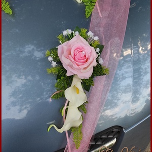 Rózsaszín rózsás-fehér kálás autódísz- rózsaszín organza díszítéssel - esküvő - dekoráció - asztaldísz - Meska.hu