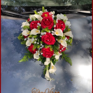 Piros rózsás-fehér kálás autódísz- piros organza díszítéssel - esküvő - dekoráció - helyszíni dekor - Meska.hu