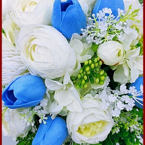 Azúrkék tulipánok - Fehér boglárkával, rózsákkal, hortenziával örök-csokor + kitűzővel - esküvő - menyasszonyi- és dobócsokor - Meska.hu