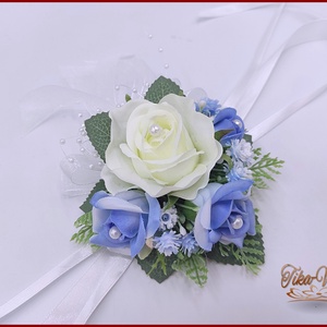 Fehér rózsás csuklódísz kék rózsa díszítéssel, Esküvő, Ékszer, Karkötő & Csuklódísz, Virágkötés, MESKA