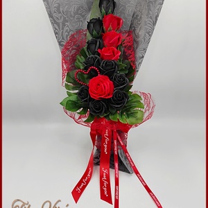 Fekete - piros rózsák szappan-virág csokor  - Meska.hu