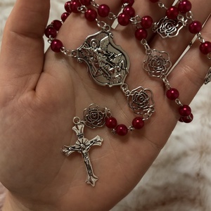 Kézműves Szent Mihály Arkangyal rózsafüzér - mélyvörös gyöngyökkel  - otthon & életmód - vallás - lánc & füzér - Meska.hu