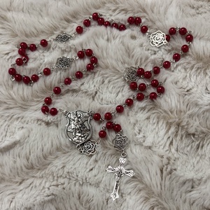 Kézműves Szent Mihály Arkangyal rózsafüzér - mélyvörös gyöngyökkel  - otthon & életmód - vallás - lánc & füzér - Meska.hu