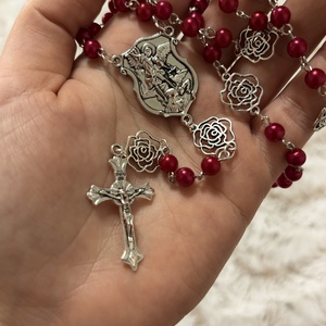 Kézműves Szent Mihály Arkangyal rózsafüzér - mélyvörös gyöngyökkel  - otthon & életmód - vallás - lánc & füzér - Meska.hu