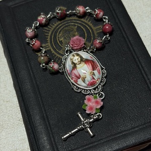 Jézus Szíve kézműves egytizedes, rhodonit ásvánnyal - otthon & életmód - vallás - lánc & füzér - Meska.hu