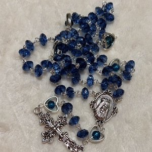 Kék színű kézműves rózsafüzér, Szűz Mária ábrázolásával  - otthon & életmód - vallás - lánc & füzér - Meska.hu