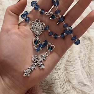 Kék színű kézműves rózsafüzér, Szűz Mária ábrázolásával  - Meska.hu