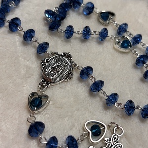 Kék színű kézműves rózsafüzér, Szűz Mária ábrázolásával  - otthon & életmód - vallás - lánc & füzér - Meska.hu