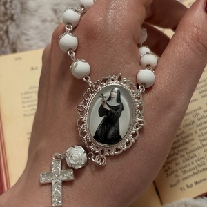 Szent Rita, egytizedes rózsafüzér fehér gyöngyökkel  - otthon & életmód - vallás - lánc & füzér - Meska.hu