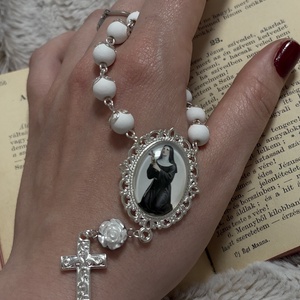 Szent Rita, egytizedes rózsafüzér fehér gyöngyökkel  - otthon & életmód - vallás - lánc & füzér - Meska.hu