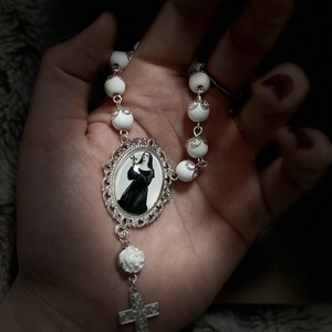 Szent Rita, egytizedes rózsafüzér fehér gyöngyökkel  - otthon & életmód - vallás - lánc & füzér - Meska.hu