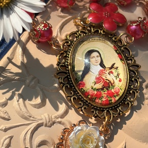 Lisieux-i Szent Teréz egytizedes, rózsaszín-sárga gyöngyökkel  - otthon & életmód - vallás - lánc & füzér - Meska.hu