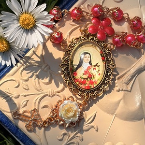 Lisieux-i Szent Teréz egytizedes, rózsaszín-sárga gyöngyökkel  - otthon & életmód - vallás - lánc & füzér - Meska.hu