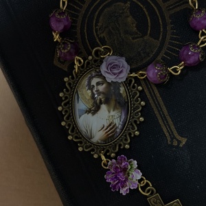 Jézus Szentséges Szíve egytizedes, lila spodumen ásvánnyal - otthon & életmód - vallás - lánc & füzér - Meska.hu