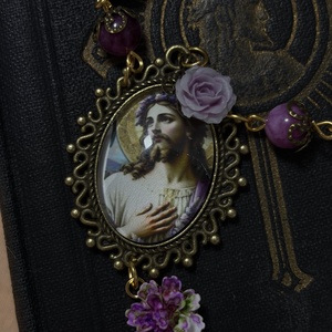 Jézus Szentséges Szíve egytizedes, lila spodumen ásvánnyal - otthon & életmód - vallás - lánc & füzér - Meska.hu