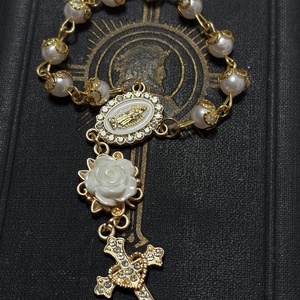 Kézműves egytizedes, Guadeloupe-i Szűzanya, arany-fehér  - Meska.hu