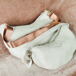 Hófehér banántáska teddy anyagból, Táska & Tok, Kézitáska & válltáska, Vállon átvethető táska, Varrás, MESKA