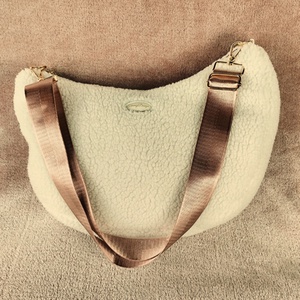 Hófehér banántáska teddy anyagból - táska & tok - kézitáska & válltáska - vállon átvethető táska - Meska.hu