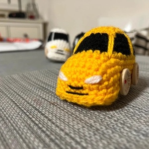 Horgolt autó kulcstartó, sárga - táska & tok - kulcstartó & táskadísz - kulcstartó - Meska.hu