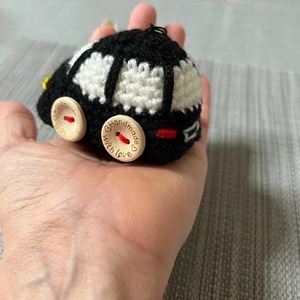 Horgolt autó kulcstartó, fekete - táska & tok - kulcstartó & táskadísz - kulcstartó - Meska.hu