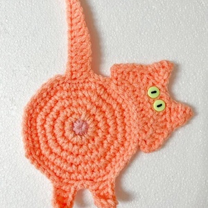 Horgolt cica poháralátét, Otthon & Életmód, Konyhafelszerelés, tálalás, Tálalás, Tányér- és poháralátét, , Horgolt cica poháralátét, barack színű, 9–10 cm (teste). Aranyos, vicces ajándék macskakedvelőknek...., MESKA