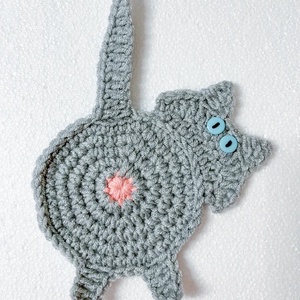 Horgolt cica poháralátét, Otthon & Életmód, Konyhafelszerelés, tálalás, Tálalás, Tányér- és poháralátét, Horgolás, Horgolt cica poháralátét, 9–10 cm (teste). Aranyos, vicces ajándék macskakedvelőknek. Kézzel készül..., MESKA