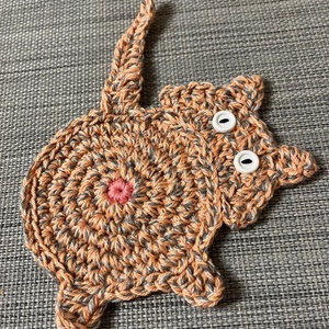 Horgolt cica poháralátét., Otthon & Életmód, Konyhafelszerelés, tálalás, Tálalás, Tányér- és poháralátét, Horgolás, Horgolt cica poháralátét, 9–10 cm (teste). Aranyos, vicces ajándék macskakedvelőknek. Kézzel készül..., MESKA