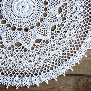 Modern horgolt csipke terítő - mandala 3D elemekkel - otthon & életmód - lakástextil - abrosz, terítő - díszterítő polcra, komódra - Meska.hu
