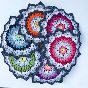Többszínű horgolt mandala terítő - otthon & életmód - konyhafelszerelés, tálalás - tálalás - tányér- és poháralátét - Meska.hu
