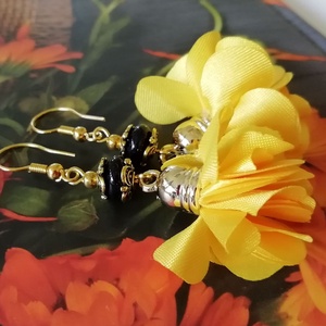 Sárga virágos bojt fülbevaló - kék napkő ásvány, arany színű fémgyöngy - ékszer - fülbevaló - lógó fülbevaló - Meska.hu