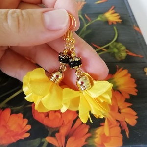 Sárga virágos bojt fülbevaló - kék napkő ásvány, arany színű fémgyöngy - ékszer - fülbevaló - lógó fülbevaló - Meska.hu