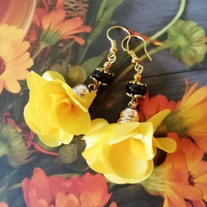 Sárga virágos bojt fülbevaló - kék napkő ásvány, arany színű fémgyöngy - ékszer - fülbevaló - lógó fülbevaló - Meska.hu