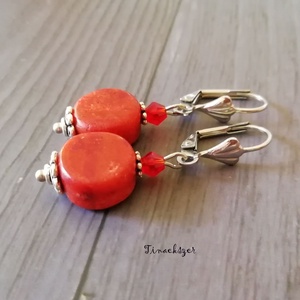 Korall fülbevaló - korall ásvány és piros üveggyöngy, ezüst színű biztonsági akasztó - Meska.hu