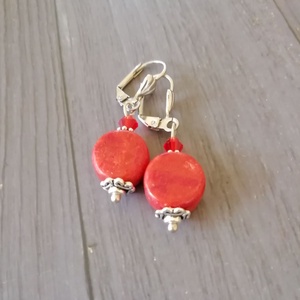 Korall fülbevaló - korall ásvány és piros üveggyöngy, ezüst színű biztonsági akasztó - ékszer - fülbevaló - lógó fülbevaló - Meska.hu