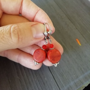 Korall fülbevaló - korall ásvány és piros üveggyöngy, ezüst színű biztonsági akasztó - ékszer - fülbevaló - lógó fülbevaló - Meska.hu