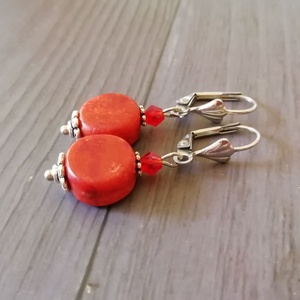 Korall fülbevaló - korall ásvány és piros üveggyöngy, ezüst színű biztonsági akasztó - ékszer - fülbevaló - lógó fülbevaló - Meska.hu