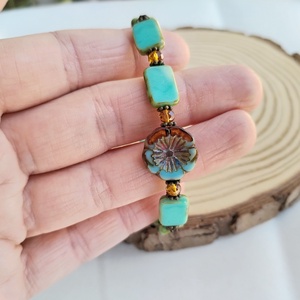 Türkiz virág karkötő - sárga üveggyöngy - ékszer - karkötő - gyöngyös karkötő - Meska.hu