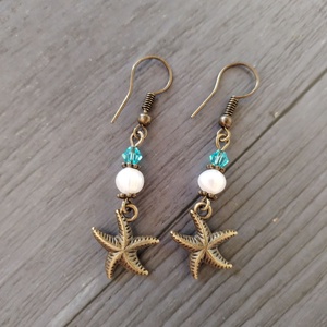 Tengerpart fülbevaló - bronz tengericsillag, fehér édesvizi tenyésztett gyöngy, türkiz swarovski kristály - ékszer - fülbevaló - lógó fülbevaló - Meska.hu