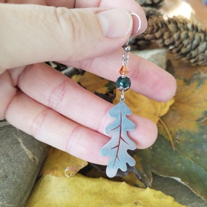 Tölgyfa levél acél fülbevaló - zöld heliotróp ásvány, narancssárga üveggyöngy - ékszer - fülbevaló - lógó fülbevaló - Meska.hu