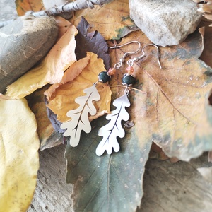 Tölgyfa levél acél fülbevaló - zöld heliotróp ásvány, narancssárga üveggyöngy - ékszer - fülbevaló - lógó fülbevaló - Meska.hu