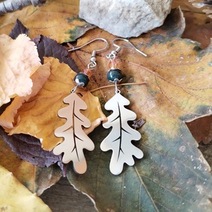 Tölgyfa levél acél fülbevaló - zöld heliotróp ásvány, narancssárga üveggyöngy - ékszer - fülbevaló - lógó fülbevaló - Meska.hu