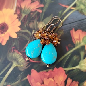 Türkinit csepp fülbevaló - türkiz színű howlit és borostyán sárga üveggyöngy - Meska.hu