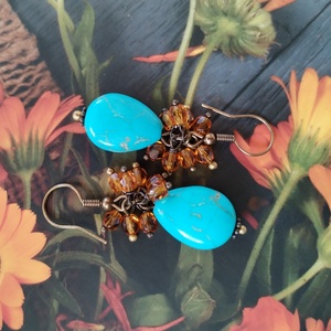 Türkinit csepp fülbevaló - türkiz színű howlit és borostyán sárga üveggyöngy - ékszer - fülbevaló - lógó csepp fülbevaló - Meska.hu