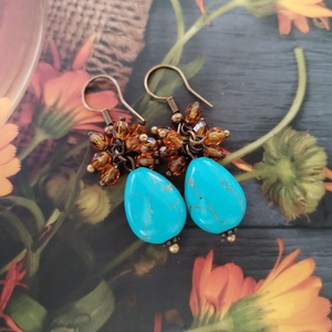 Türkinit csepp fülbevaló - türkiz színű howlit és borostyán sárga üveggyöngy - ékszer - fülbevaló - lógó csepp fülbevaló - Meska.hu