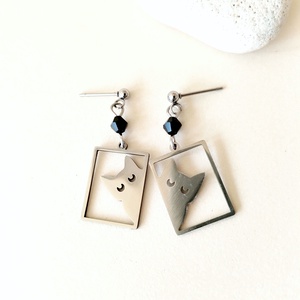 Fekete macska acél fülbevaló - ékszer - fülbevaló - lógó fülbevaló - Meska.hu