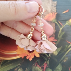 Bézs virágbojt fülbevaló - tejkvarc és swarovski light peach kristály, arany színű acél - ékszer - fülbevaló - lógó fülbevaló - Meska.hu