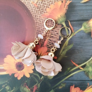 Bézs virágbojt fülbevaló - tejkvarc és swarovski light peach kristály, arany színű acél - ékszer - fülbevaló - lógó fülbevaló - Meska.hu